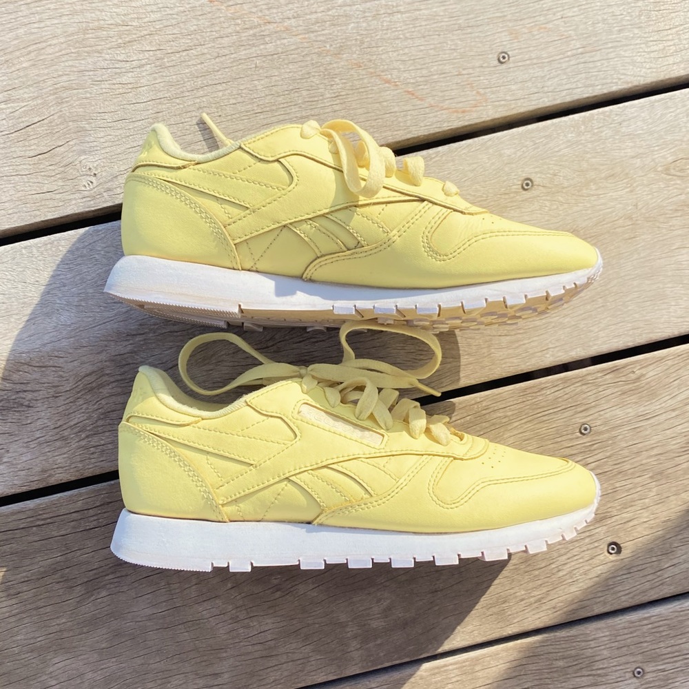 Reebok classics tennis shoe Size 6